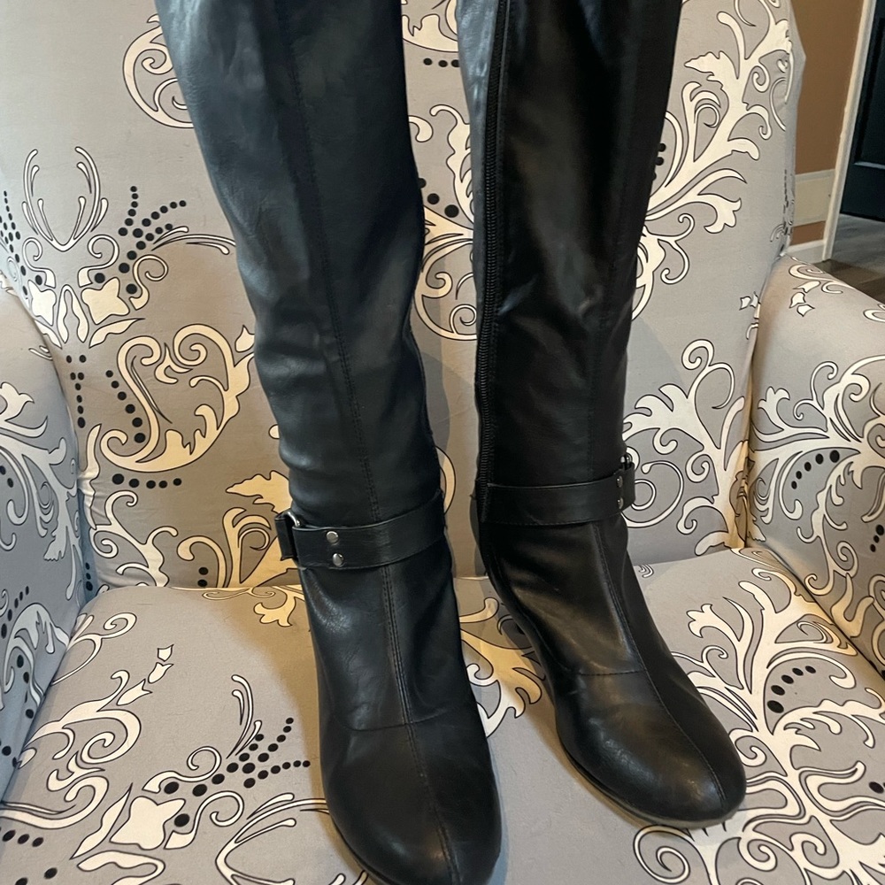2in heel. 15in from top of boot to top of the boot heel or bottom of your heel